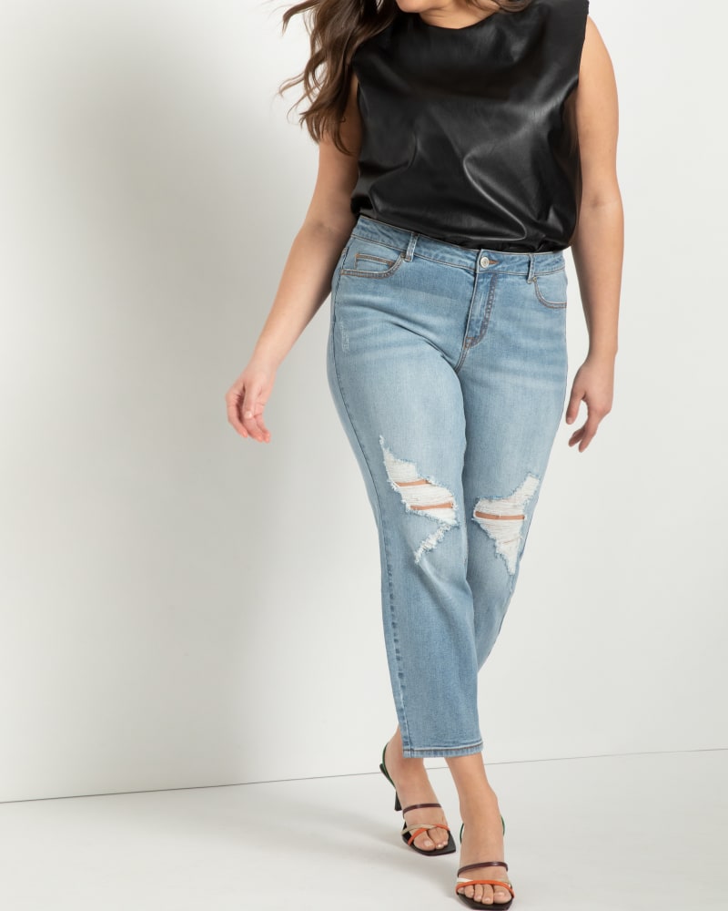 Front of a model wearing a size 14 Classic Fit Distressed Boyfriend Jean in Dark Medium Wash by ELOQUII. | dia_product_style_image_id:206777